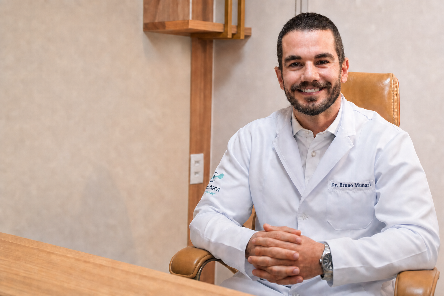 Dr. Bruno Munari em seu consultório