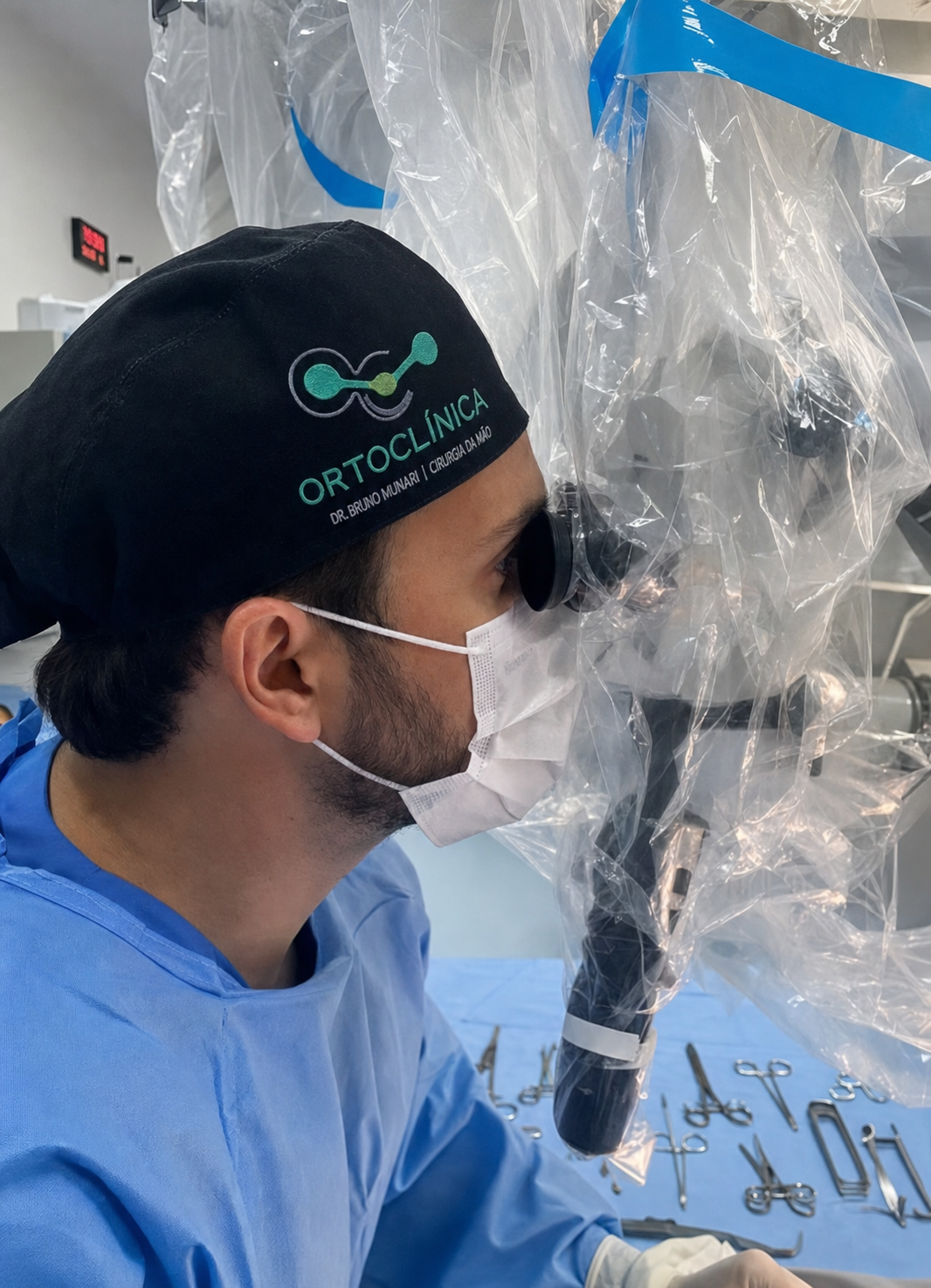 Dr. Bruno Munari realizando cirurgia com microscópio